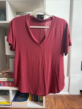 American Eagle Outfitters Women's V-Neck Short Sleeve Tee — Burgundy
